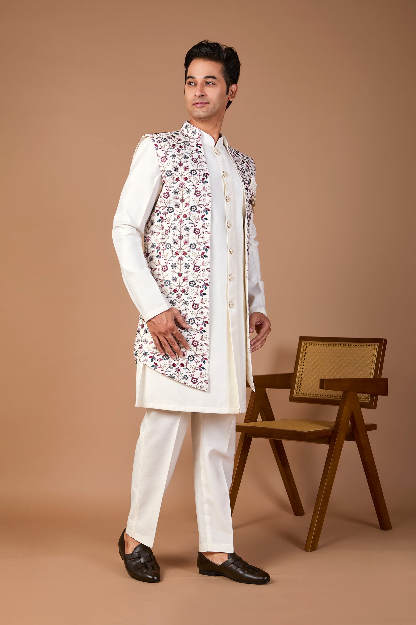 Men’s Off-white Indo-western with Embroidered Work